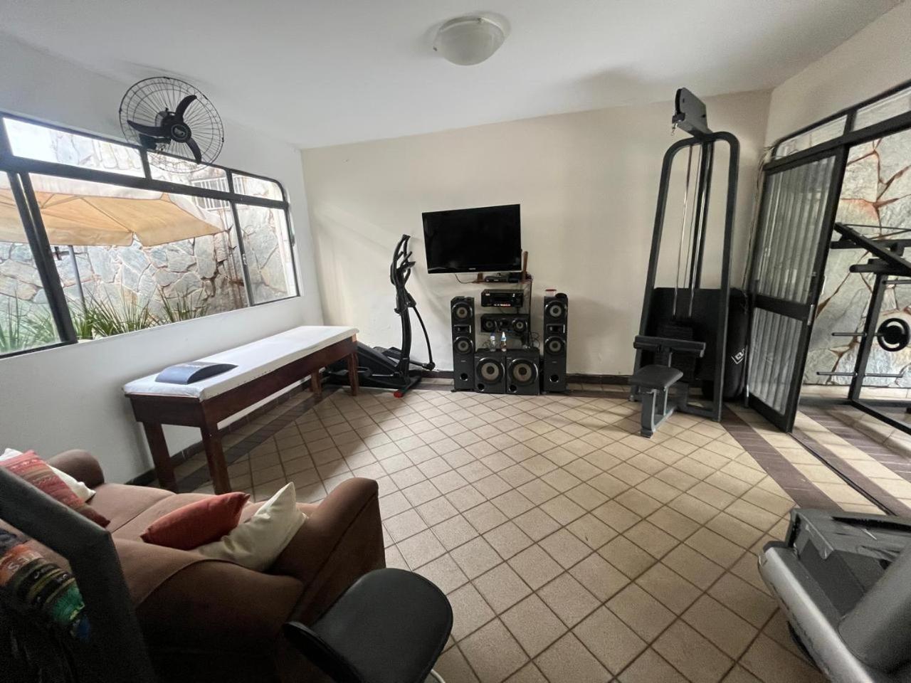 Casa Quintal Bueno! 5 Quartos Com Ar Split E Internet Ultra! Perto Do Melhor De Goiania! Marista Parques Areiao E Vaca Brava Hospital Premium Mater Dei Blue Fit Perdomo Goiania Shopping! Εξωτερικό φωτογραφία